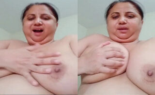 Horny Aunty Shows Big Boobs and Pussy on Video Call